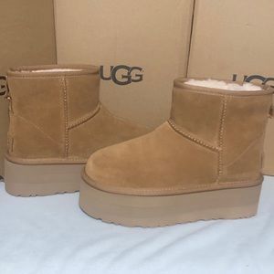 NEW IN BOX! UGG CLASSIC MINI PLATFORM size 8